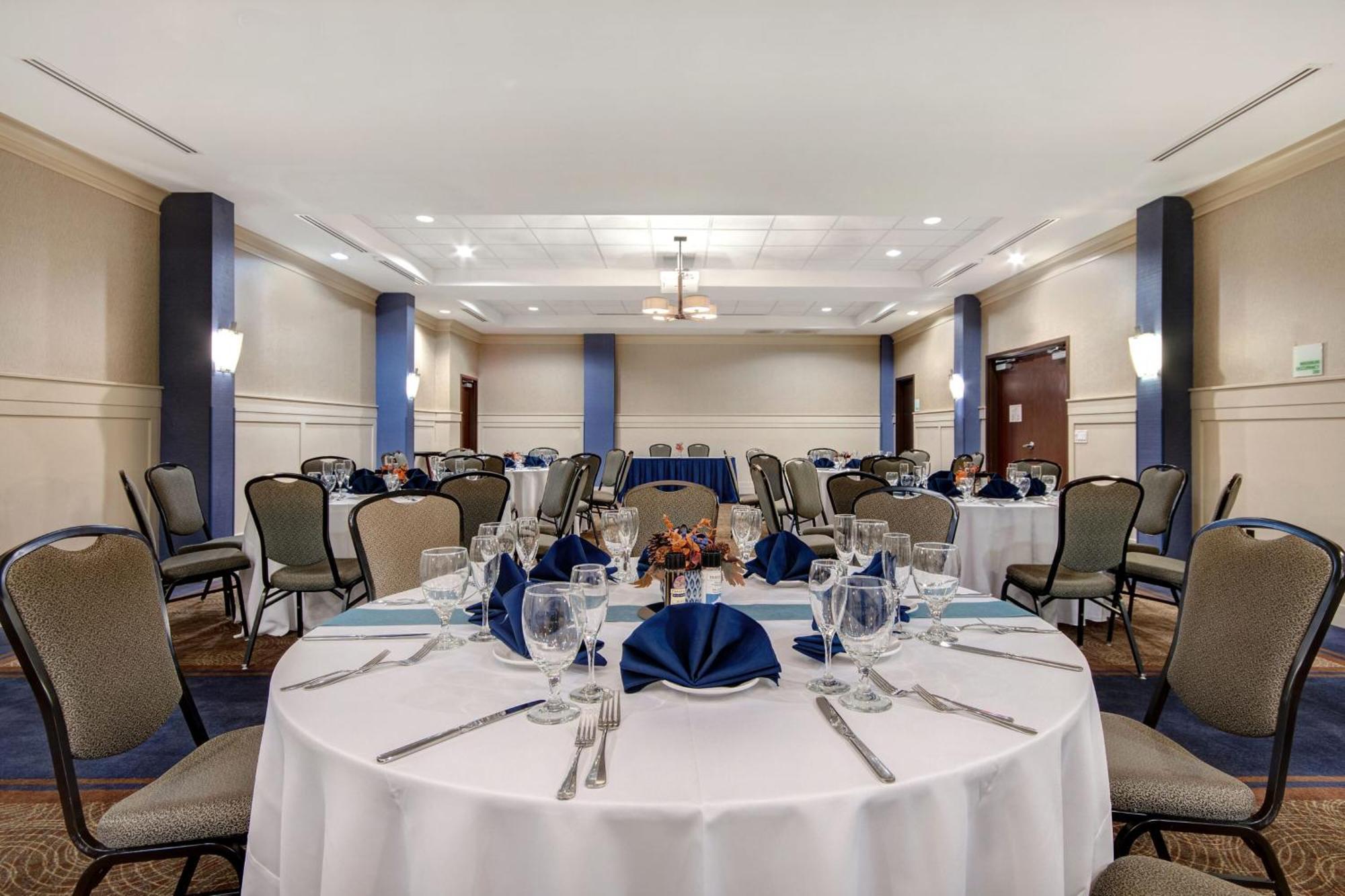 Holiday Inn Detroit Metro Airport By Ihg Romulus Exterior photo